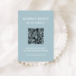 Cartão RSVP Texto Elegante Azul Pó | Código QR de Casamento<br><div class="desc">Este cartão de resposta de casamento com código QR minimalista e elegante apresenta um texto branco moderno sobre um fundo azul claro e em pó,  para um olhar chic,  simples e na moda. Seus convidados podem examinar o código facilmente para visitar seu site de casamento e o rsvp online.</div>