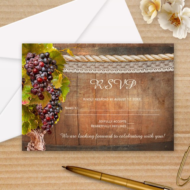 Cartão RSVP Vinha Rustic Vineyard Vinho Que Pensava Que A Plac (RSVP card featuring a rustic design with a wine barrel and grape vine, grapes, lace and rope)