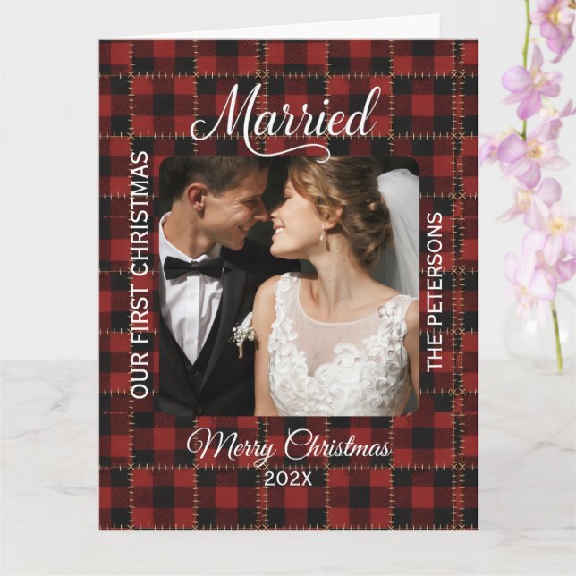 Cartão Rustic Buffalo Plaid Married First Christmas  (Orquídea)