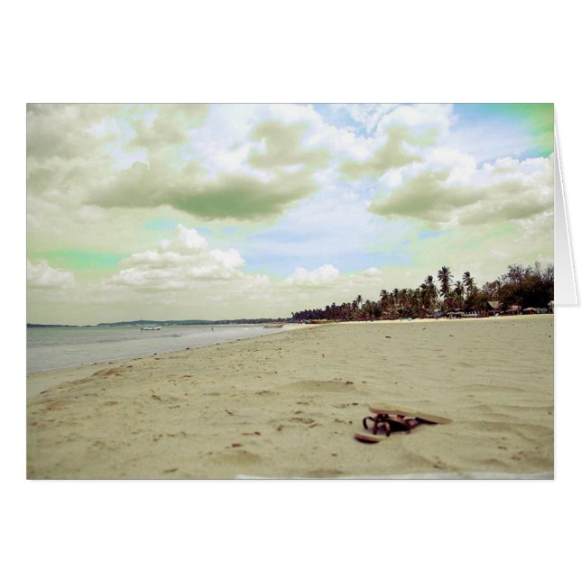 Cartão Sandálias em praia tropical (Frente Horizontal)