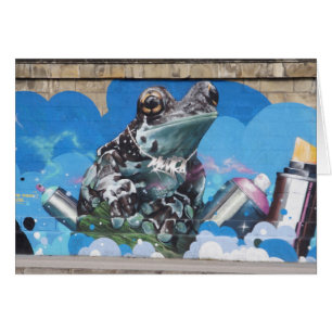Cartão Sapo legal entre grafites das latas de