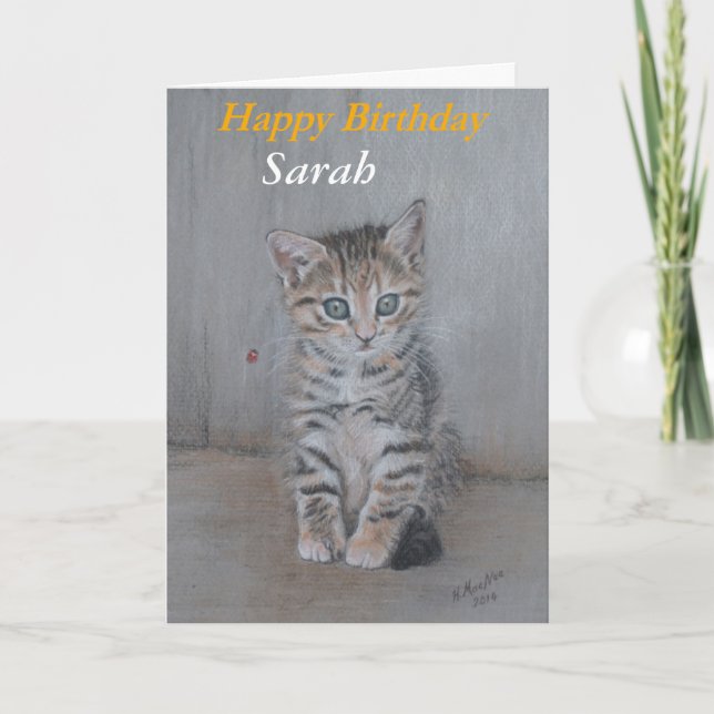 Cartão Sarah, Feliz Aniversário, arte de gatinho. (Frente)