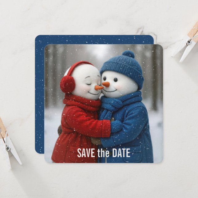 Cartão Save The Date Snowman Couple in Snowflakes (Frente/Verso In Situ)