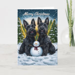 Cartão Scottish Terriers and Snowman Christmas<br><div class="desc">Envie desejos de férias calorosos com este charmoso cartão de Natal, com dois adoráveis Terriers Escoceses sentados orgulhosamente ao lado de um bonitão de neve numa terra maravilhosa de inverno nevado. Atrás dos Terriers Escoceses, o sol põe-se atrás de árvores cobertas de neve e um brilho ouro enche o céu,...</div>