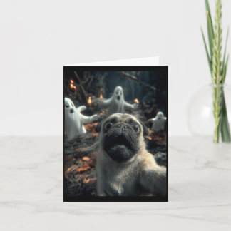 Cartão Selfie Engraçado de Pug com Fantasmas na Floresta 