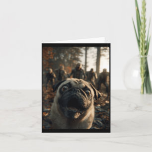 Cartão Selfie Engraçado de Pug com Zumbis Floresta Assust