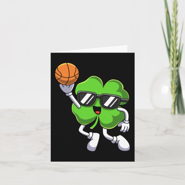 Cartão Shamrock de diversão jogando basquete (Frente)