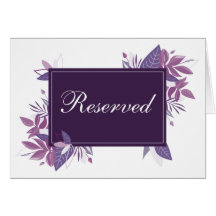 Sinal de reservado com folhas roxas. Casamento bot