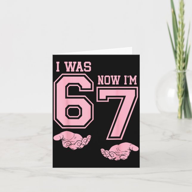 Cartão Six Seven Meme 7 Year Old Birthday Shirt Was 6 Now (Frente)