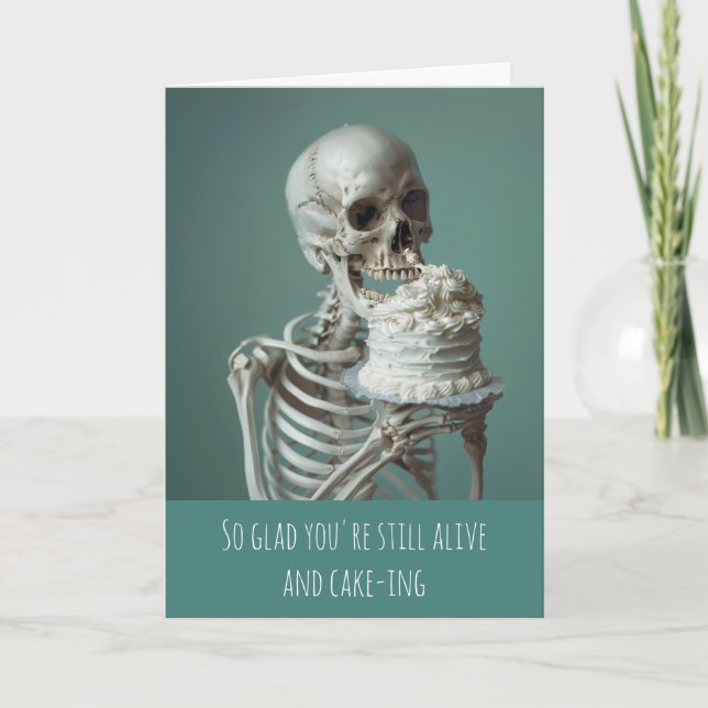 Cartão Skeleton Birthday Bake Humor Feliz Aniversário (Frente)