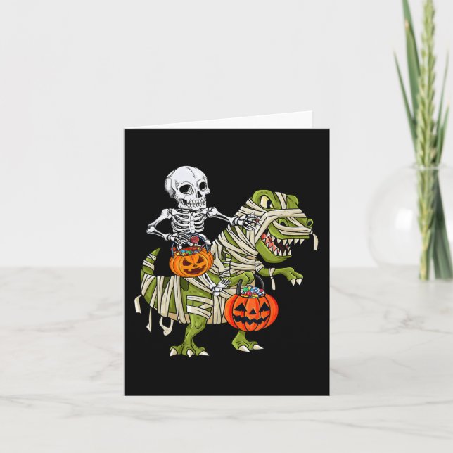 Cartão Skeleton Riding Mummy Dinosaur T rex Halloween (Frente)