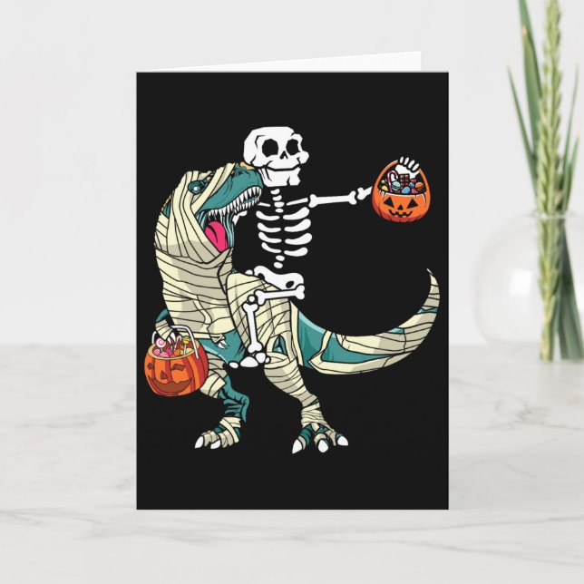 Cartão Skeleton Riding Mummy Dinosaur T Rex Halloween Fun (Frente)