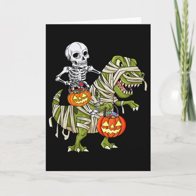 Cartão Skeleton Riding Mummy Dinosaur T Rex Halloween Fun (Frente)