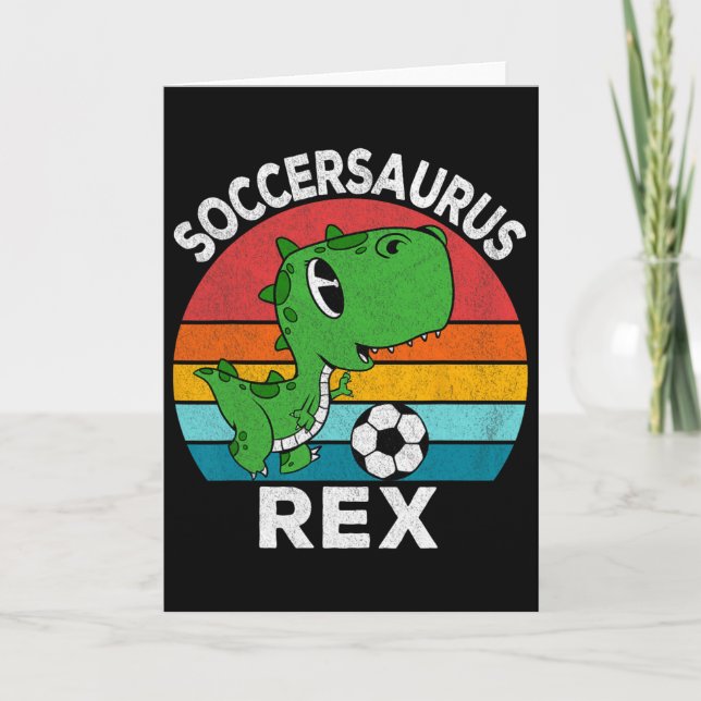 Cartão Soccersaurus Rex Dinossauro de Futebol Para Menino (Frente)