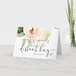 Cartão Socialmente distante enviando uma grande quarenten