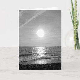 Cartão Sol monocromático brilhando na placa marítima