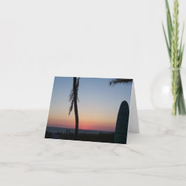 Cartão Sol tropical colorido na placa de vazio