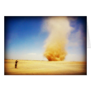 Cartão Soldado olhando a placa de tempestade de areia
