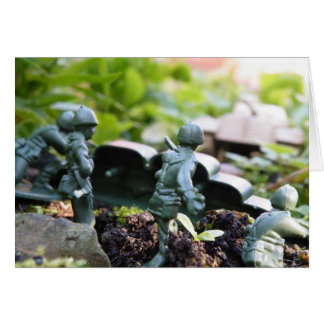 Cartão soldados de brinquedo pegam o tanque