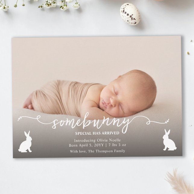 Cartão Somebunny Has Arrived Baby Photo Announcement (Criador carregado)
