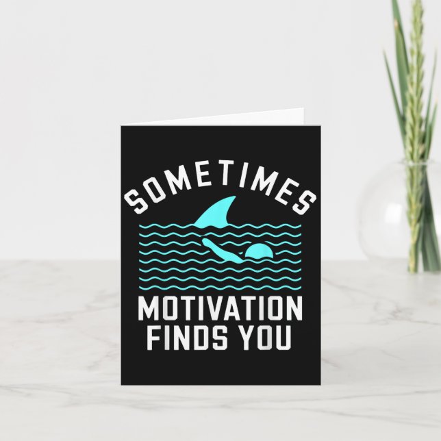 Cartão Sometimes Motivation Finds You Shark Funny Swim Hu (Frente)