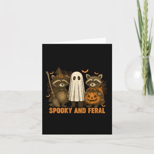 Cartão Spooky E Feral Cute Ghost Racoon Halloween Costu (Frente)