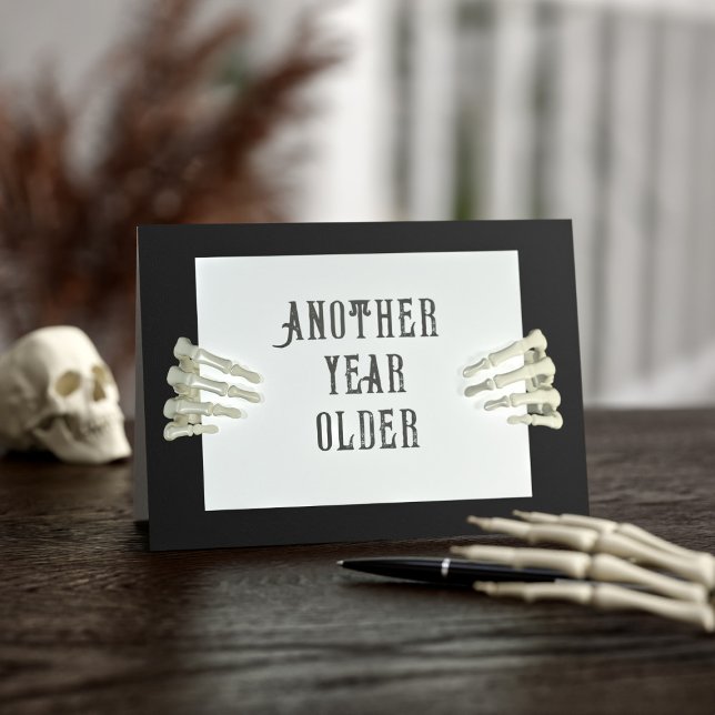 Cartão Spooky Skeleton October Halloween Birthday Card (Another year older...This card is perfect for all those born on the spookiest day of the year.)