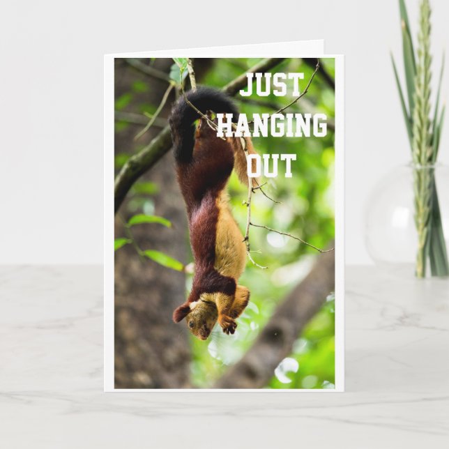 CARTÃO SQUIRREL ESTÁ SE ESFORÇANDO PARA DIZER "ANIVERSÁRI (Frente)