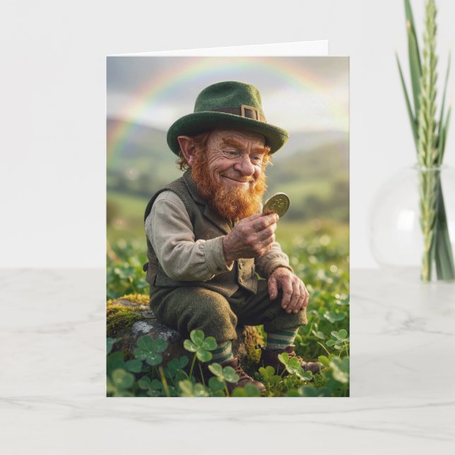 Cartão St. Patrick's Day Leprechaun Admiring a Gold Coin (Frente)