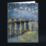Cartão Starry Night Vincent van Gogh<br><div class="desc">Algodão em Cordeville. Vincent Willem van Gogh. Paisagem noturna em tons azuis e amarelos escuros. Há uma ponte sobre o rio. No primeiro plano,  um homem e uma mulher caminham pelo cais. As estrelas estão brilhando no céu. Reprodução de famosas imagens de arte no dominio público.</div>
