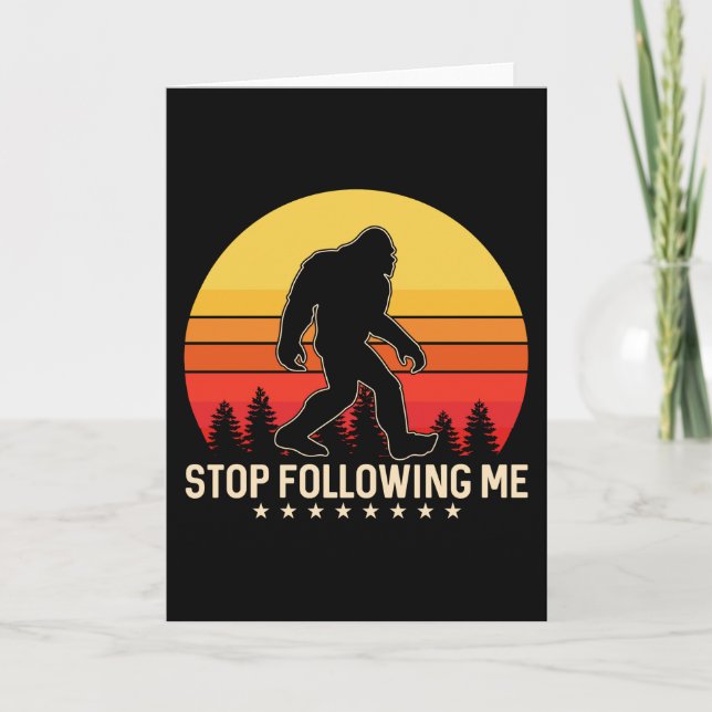 Cartão Stop Following Me | Bigfoot Retro Design (Frente)
