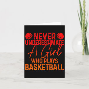 Cartão Subestimar uma garota que joga basquete fu t