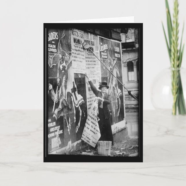 Cartão Sufragistas Postando Bilhetes Votos para Mulheres (Frente)