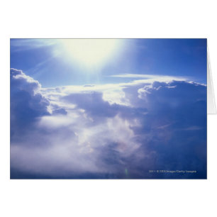 Cartão Sun que shinning através das nuvens