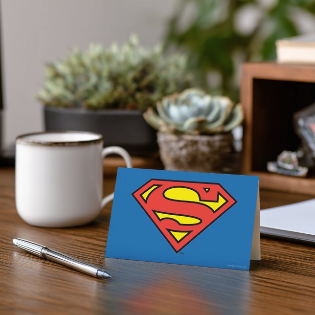 Cartão Superman S-Shield | Superman Logo (Card on simulated desk)