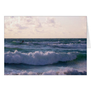 Cartão Surfista solitário no Fistral Beach Newquay Cornwa