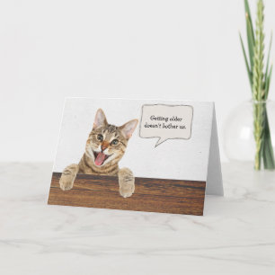 Cartão Tablet kitten com bolha de texto de aniversário e