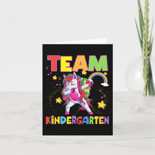 Cartão Team Kindergarten Dabbing Unicorn de volta à escol (Frente)