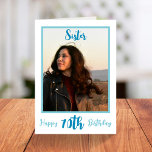 Cartão Tendy Sister 70 Birthday Blue Script Photo<br><div class="desc">Ponha um sorriso num rosto com este cartão com fotos personalizado de guião moderno de 70 para a sua irmã. Pode substituir a imagem na frente e no dentro do cartão. - Basta clicar para personalizar este design 🔥 As minhas promessas - Este design é único e foi concebido consigo...</div>