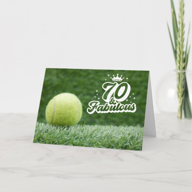 Cartão Tênis 70 de aniversário com bola de grama verde (Frente)