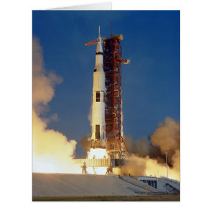 Cartão Terra Treme quando Saturno V Ilumina o Céu em Dire