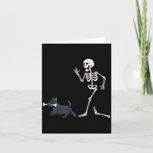 Cartão Terrier Escocês Engraçado de Halloween e Esqueleto