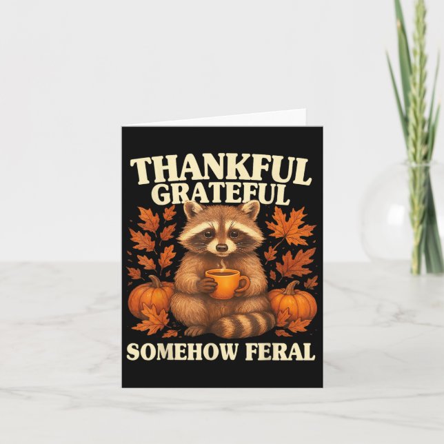 Cartão Thankful Grateful Somehow Feral Funny Raccoon Autu (Frente)