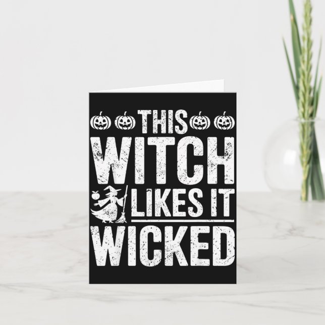Cartão This Witch Likes It Wicked Funny Halloween Broom  (Frente)