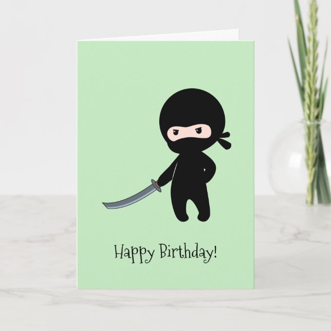 Cartão Tiny Angry Ninja sobre o aniversário verde (Frente)