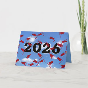 Cartão Tocas de formatura vermelhas de 2026 no céu