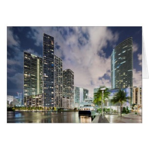 Cartão Torres iluminadas na margem aquática do rio Miami