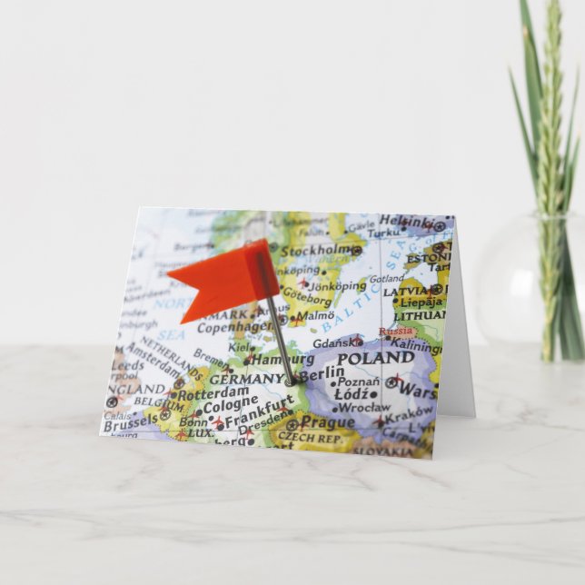 Cartão Trace o pino colocado em Berlim, Alemanha no mapa, (Frente)