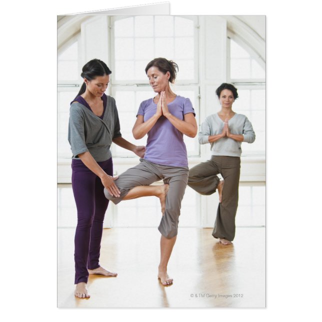 Cartão Três mulheres praticando yoga (Frente)