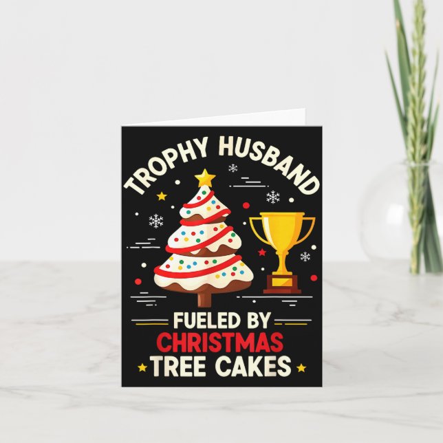 Cartão Trophy Retro Husband Fueled By Christmas Tree Cake (Frente)